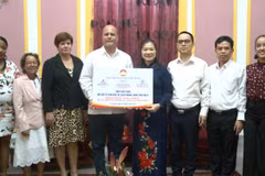 Truong Thi Ngoc Anh, vicepresidenta del Comité Central del Frente de la Patria de Vietnam, entregó obsequios a los Comités de Defensa de la Revolución (CDR) de Cuba (septiembre de 2023). (Foto:VNA)