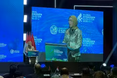 La directora general de Nuevas Energías, Energías Renovables y Conservación de la Energía del ESDM, Eniya Listiani Dewi, habla en el evento. (Fuente: ANTARA/Putu Indah Savitri)