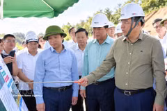 El viceprimer ministro permanente, Pham Gia Tuc, inspecciona las obras de la autopista Dong Dang - Tra Linh. (Foto: VNA)