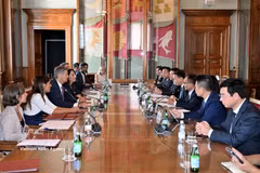 Panorama de la reunión entre el jefe de la Comisión de Inspección del Comité del Partido de Hanoi, Tran Dinh Canh, y las autoridades de Roma. (Fuente: VNA)