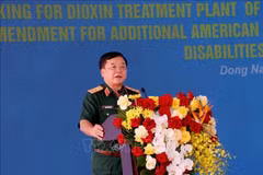 El coronel general Hoang Xuan Chien, viceministro de Defensa y jefe del Comité Nacional para la superación de las secuelas de bombas, minas y agentes químicos, habla en el evento. (Fuente: VNA)