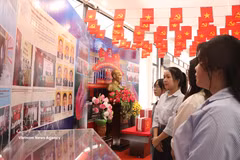 Visitantes en la exposición. (Fuente: VNA)
