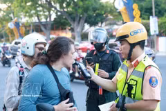 La policía de tránsito (Policía de la provinciia de Khanh Hoa) realiza pruebas de alcoholemia a turistas extranjeros. (Foto: VNA)