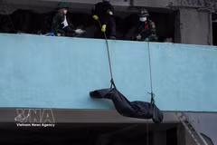 Traslado de los cuerpos de las víctimas del terremoto en La Guaira. (Foto: VNA)