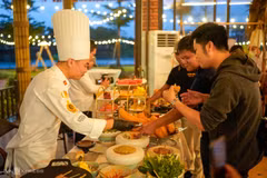 Los visitantes disfrutan de la cocina de Da Nang en el lanzamiento del recorrido gastronómico. (Foto: Vnexpress)