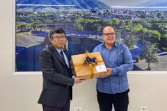 Rubén Zardoya, Rector de la Universidad Emiliano Zapata, entrega un souvenir al Embajador de Vietnam en México, Nguyen Van Hai. (Fuente: VNA)