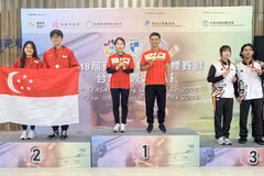 Los atletas vietnamitas Le Thi Mong Tuyen y Nguyen Thanh Nam en la ceremonia de entrega de medalla de oro. (Fuente: https://www.qdnd.vn/)