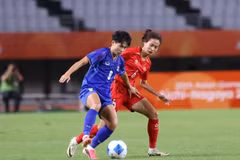 Una jugada entre las futbolistas de ambos equipos. (Fuente:thanhnien.vn.)