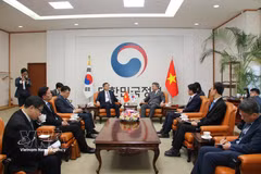 Doan Minh Huan, director de la Academia Nacional de Política Ho Chi Minh, se reúne con el ministro del Interior y Seguridad de Corea del Sur (MOIS), Yoon Ho Jung. (Fuente: VNA)