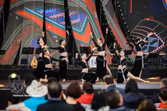 Los espectadores disfrutan una danza de artistas del Teatro Nacional de Ópera y Ballet de Vietnam. (Fuente: VNA)