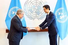El embajador Do Hung Viet presentó sus cartas credenciales al secretario general de las Naciones Unidas (ONU), António Guterres. (Fuente: VNA)