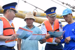 Las autoridades conciencian a los pescadores de la comuna de Long Hai, Ciudad Ho Chi Minh, sobre las normativas relativas a la pesca IUU. (Foto: VNA)