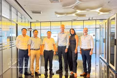 El embajador de Vietnam en Israel, Nguyen Ky Son; el profesor Yuval Elovici, director del Centro de Investigación de Ciberseguridad de la Universidad Ben-Gurión del Néguev (BGU), y delegados posan para una foto conmemorativa. (Fuente: VNA)