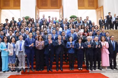 El primer ministro vietnamita, Le Minh Hung, y delegados. (Fuente: VNA)