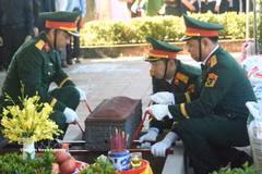 Oficiales y soldados se preparan para llevar a cabo la ceremonia de sepultura de los restos de mártires en el Cementerio de Mártires de Quang Tri. (Foto: VNA)