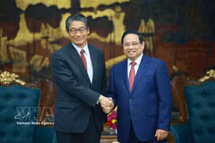 El primer ministro vietnamita, Pham Minh Chinh, y el embajador de Japón en el país, Ito Naoki. (Fuente: VNA)