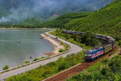 El tren «Conexión del Patrimonio Central» recorre la laguna de Lap An, ciudad de Hue (Foto: Grupo de Ferrocarriles de Vietnam)