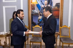 El embajador vietnamita en México, concurrente en El Salvador, Nguyen Van Hai, entrega sus cartas credenciales al vicepresidente salvadoreño, Félix Ulloa. (Fuente: VNA)