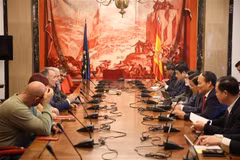 Panorama de la reunión entre Phan Dinh Trac, miembro del Buró Político, secretario del Comité Central del Partido Comunista de Vietnam y jefe de su Comisión de Asuntos Interiores, y el secretario general del Partido Comunista de España, Enrique Santiago Romero. (Fuente: VNA)
