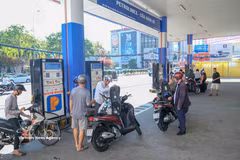 Personas compran gasolina y diésel en la gasolinera número 5 (barrio Ninh Kieu, ciudad de Can Tho). (Foto: VNA)