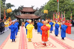 Delegados rinden homenaje en el templo dedicado a Lac Long Quan. (Fuente: VNA)