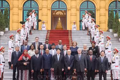 El presidente vietnamita, Luong Cuong, y nuevos embajadores. (Fuente: VNA)