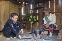 A Nhanh (izquierda) de la comuna de Dak Na (distrito de Tu Mo Rong, provincia de Kon Tum) fue rescatado y regresó a casa tras ser engañado para ir a Camboya con el engaño de "trabajo fácil, salario alto". (Foto: VNA)