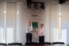 El editor en jefe de la Revista Comunista de Vietnam, Duong Trung Y, (derecha) entrega un obsequio a la dirección de la Agencia Italiana de Noticias (ANSA). (Foto: tapchicongsan.org.vn)