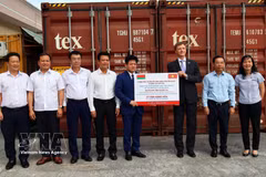 El consejero y embajador adjunto de Belarús en Vietnam, Oleg Shloma, entrega suministros de ayuda al vicepresidente del Comité Popular de la provincia de Quang Tri, Le Van Bao. (Fuente: VNA)