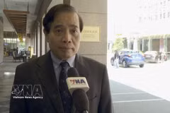 El profesor Vu Minh Khuong, de la Escuela de Políticas Públicas Lee Kuan Yew, en la entrevista. (Fuente: VNA)