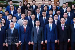 El primer ministro vietnamita, Le Minh Hung, y delegados. (Fuente: VNA)