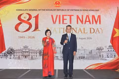 La cónsul general de Vietnam en Hong Kong y Macao, China, Le Duc Hanh, y Paul Chan, secretario de Finanzas de la Región Administrativa Especial de Hong Kong, en el evento. (Fuente: VNA)