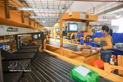 Vietnam Post acelera la adopción de tecnología moderna, lo que ayuda a elevar sus capacidades logísticas e impulsar la economía digital. (Foto: VNA)