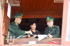 Pescadores de la provincia de Nghe An firman un compromiso de no participar en la pesca ilegal. (Foto: VNA)