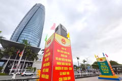 Carteles de propaganda electoral se exhiben de forma destacada en el centro de Da Nang. (Foto: VNA)