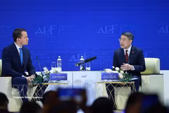 El primer ministro vietnamita, Le Minh Hung, dialoga con Stephan Mergenthaler, director ejecutivo del Foro Económico Mundial (FEM). (Fuente: VNA)