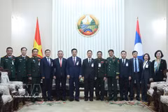 El viceprimer ministro y ministro de Defensa de Vietnam, general Phan Van Giang, su homólogo laosiano, general Khamlieng Outhakaysone, y delegados. (Fuente: VNA)