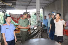La policía de la provincia vietnamita de Vinh Long arresta y registra el domicilio de Thach Chanh Tra. (Fuente: Policía de Vinh Long)