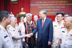 El secretario general del Partido Comunista de Vietnam, To Lam, se reunió con oficiales retirados de alto rango de la Fuerza de Seguridad Pública Popular. (Fuente: VNA)