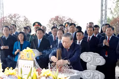El secretario general del Partido Comunista de Vietnam, To Lam, y delegados ofrecen inciensos al exlíder partidista Tran Phu. (Fuente: VNA)