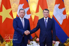 El primer ministro vietnamita, Le Minh Hung, y su homólogo camboyano, Hun Manet. (Fuente: VNA)