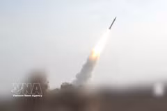 Un vídeo difundido por las fuerzas hutíes en Yemen muestra el lanzamiento de misiles hipersónicos desde una ubicación secreta en Yemen, dirigidos contra objetivos en Israel. (Foto: Xinhua/VNA)