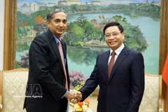 El viceprimer ministro vietnamita Nguyen Van Thang recibe a Krisha Srinivasan, director de la región de Asia-Pacífico del Fondo Monetario Internacional. (Fuente: VNA)