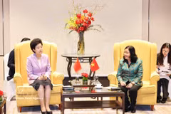 La miembro del Buró Político, secretaria del Comité Central del Partido Comunista de Vietnam y presidenta del Frente de la Patria, Bui Thi Minh Hoai, recibe a Xian Hui vicepresidenta del Comité Nacional de la Conferencia Consultiva Política del Pueblo Chino. (Fuente: VNA)