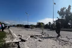 Un tramo de carretera se agrieta tras el terremoto en la provincia de South Cotabato, Filipinas, el 8 de junio de 2026. (Foto: Xinhua/VNA)