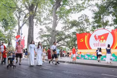 Turistas en la zona peatonal del lago Hoan Kiem, Hanoi. (Foto: VNA)