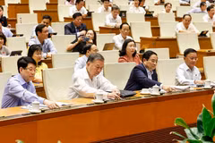 El secretario general del Partido Comunista de Vietnam, el presidente Luong Cuong, el primer ministro Pham Minh Chinh y los delegados aprueban resoluciones y leyes. (Foto: VNA)