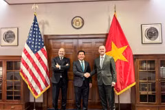 El Ministro de Industria y Comercio de Vietnam, Nguyen Hong Dien (centro) y el secretario de Comercio de Estados Unidos, Howard Lutnick, y el representante de Comercio (USTR), embajador Jamieson Greer. (Fuente: VNA)