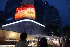 Imágenes de Ciudad Ho Chi Minh a lo largo de las últimas cinco décadas se transmiten en grandes pantallas electrónicas en la zona peatonal de Myeongdong, un área turística muy popular. (Fuente: VNA)