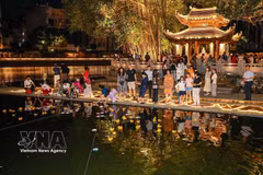 Turistas en el el Festival de Linternas de Ho Van - Van Mieu. (Fuente: VNA)